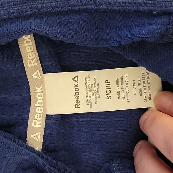 Reebok top with thumb holes size s - Picture 6 of 6